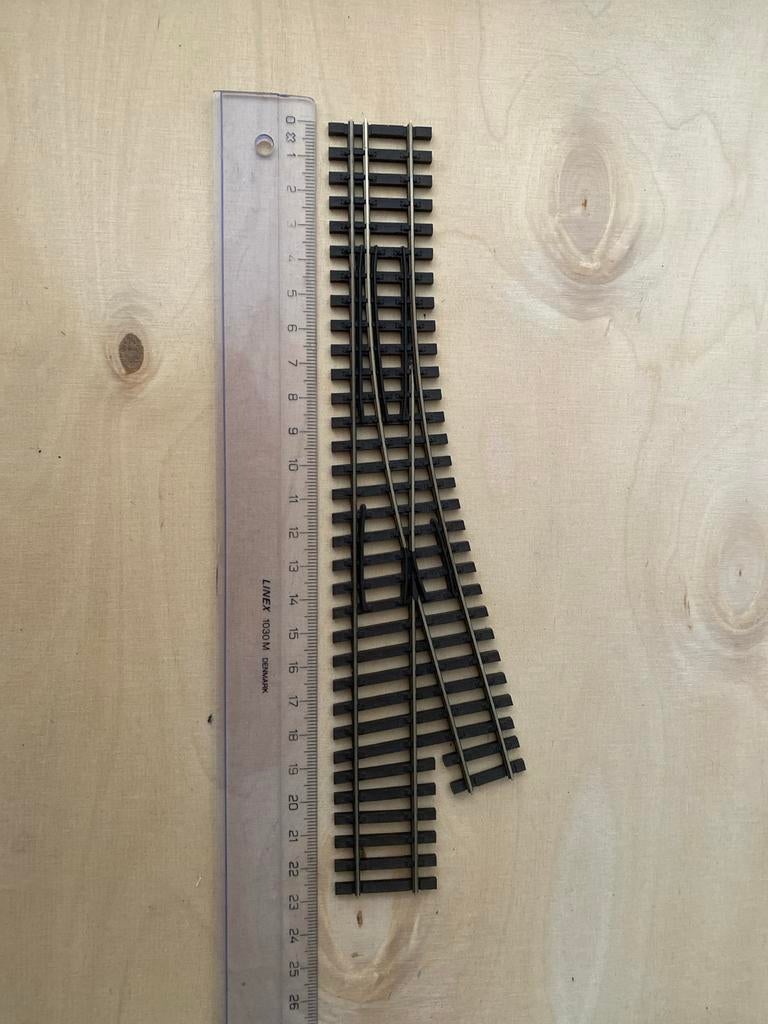 Tiligrails 85184 Afslag H0m Links Twee Rail naar Drie Rail, Hobby en Vrije tijd, Modeltreinen | H0, Overige merken, Gelijkstroom of Wisselstroom
