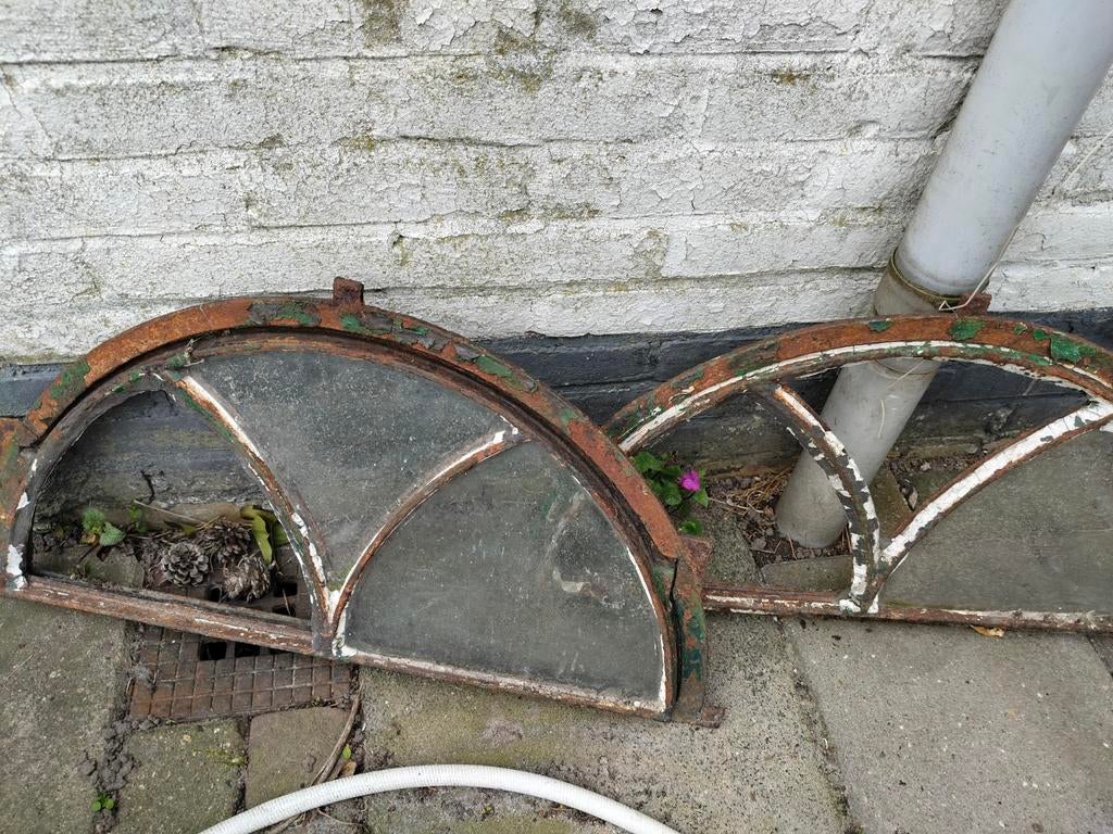 Twee halfronde ramen met glas, Ophalen, Gebruikt, Minder dan 80 cm, Gevelraam of Ruit
