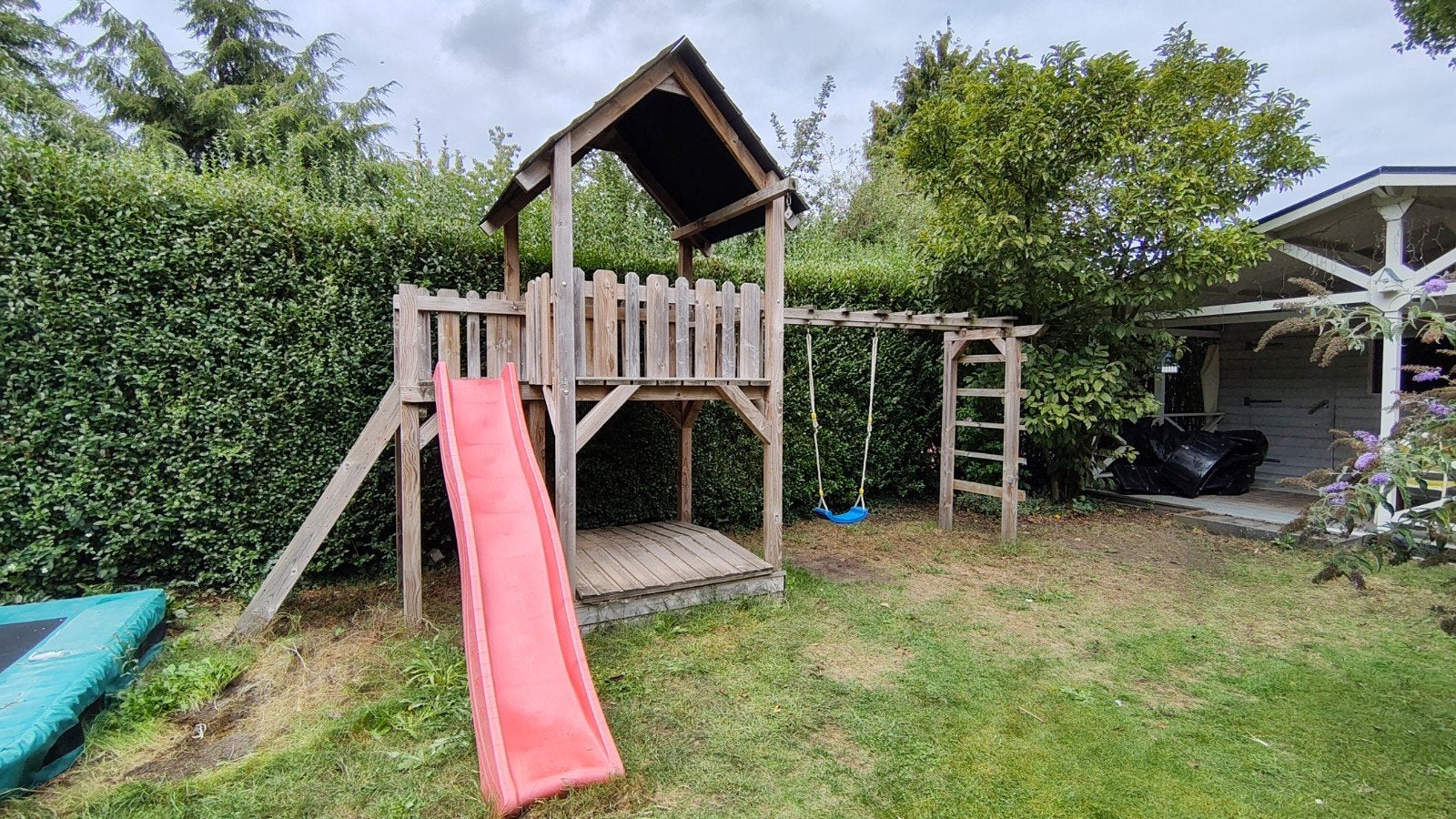 Houten speelhuis met glijbaan, klimrek, zandbak en schommel, Ophalen, Zo goed als nieuw, Hout