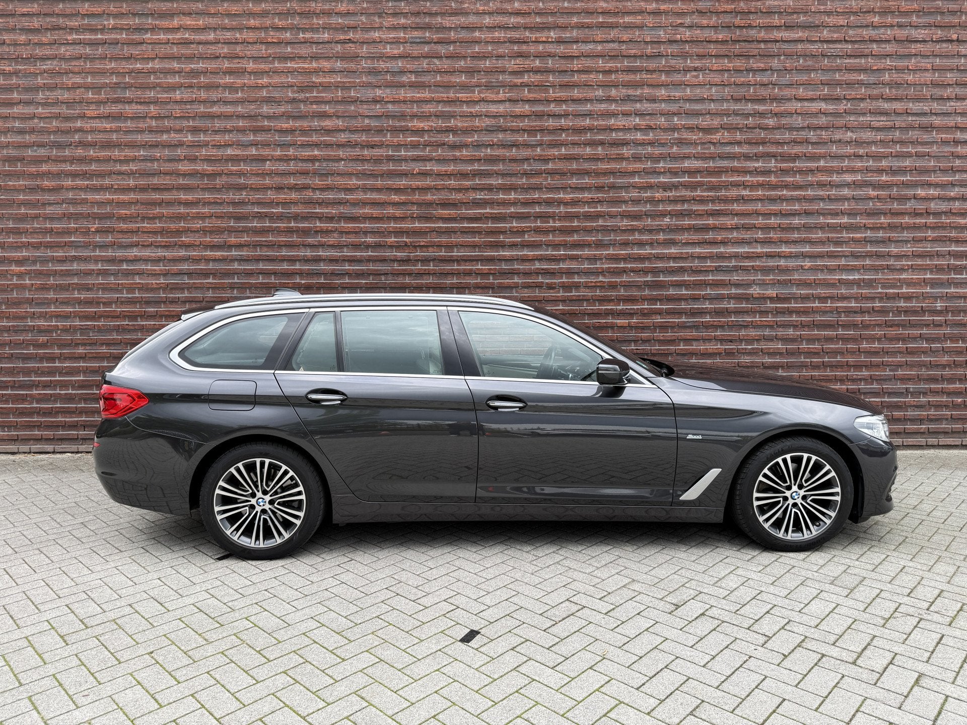 Foto 9 van BMW 5 Serie Touring 520i High Executive Sport Line