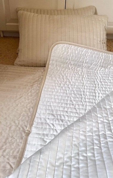 IKEA Karit Sprei met 2 sierkussens - Beige/Licht Taupe, Huis en Inrichting, Slaapkamer | Beddengoed, Lits-jumeaux, Beige, Ophalen of Verzenden