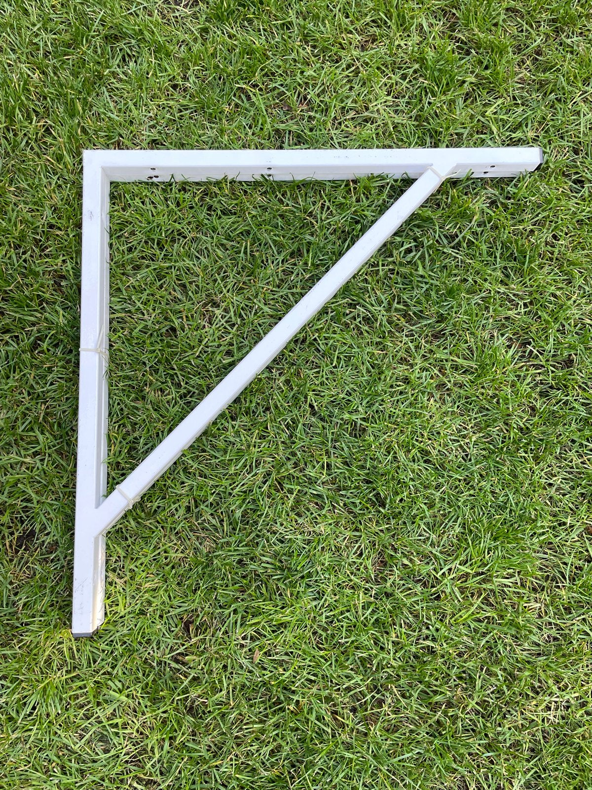 2x witte metalen wandsteun met diagonale schoor - 53x53cm