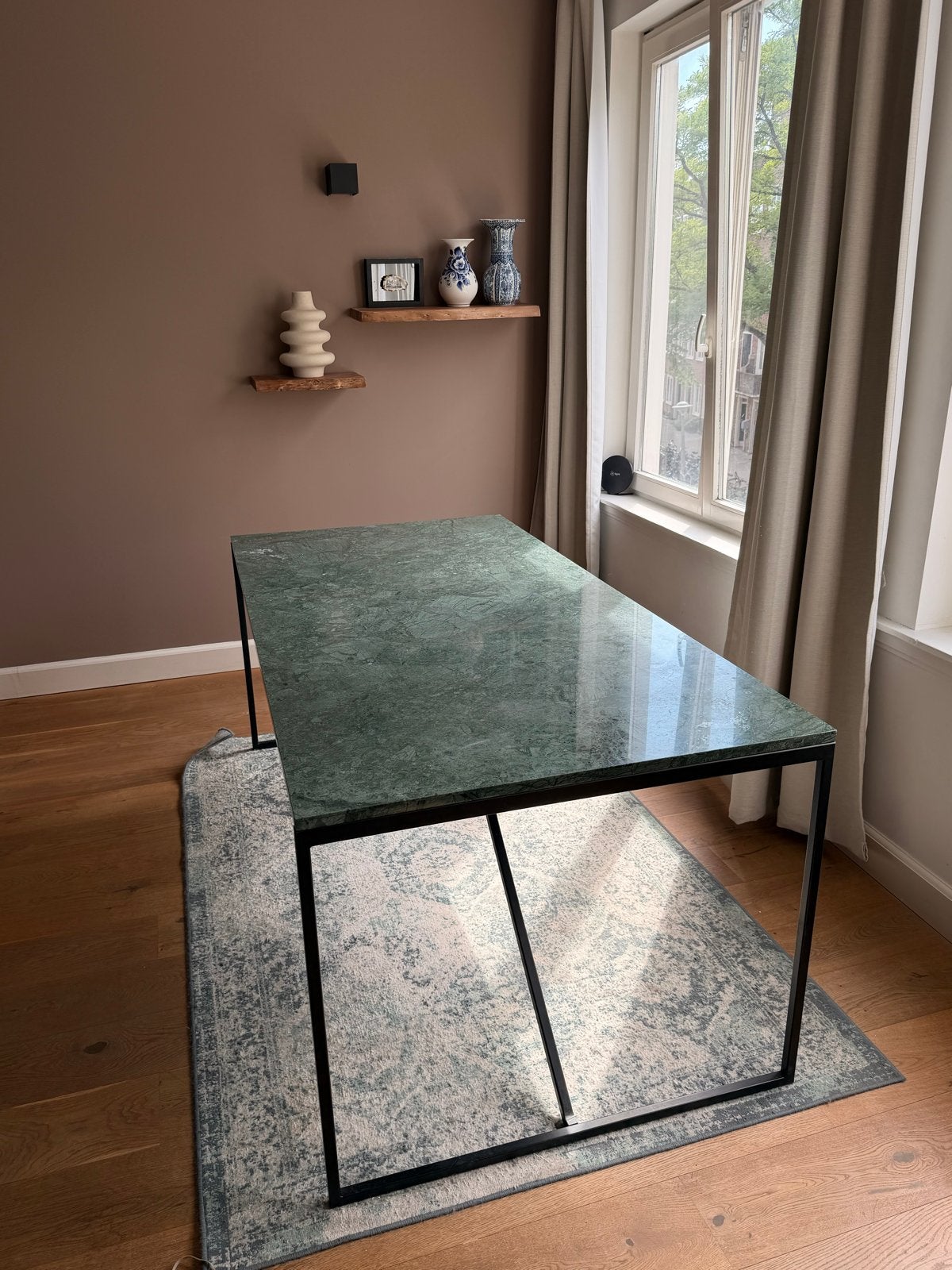 Elegante eettafel met groen marmeren blad en zwart onderstel, Ophalen, Overige materialen, 50 tot 100 cm, Zo goed als nieuw