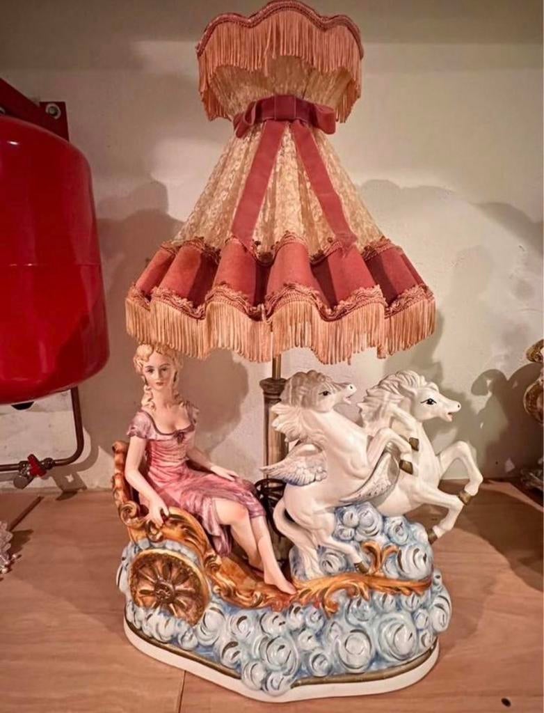 Capodimonte tafellamp met dame en gevleugelde paarden, Ophalen, Gebruikt, Overige materialen, 50 tot 75 cm