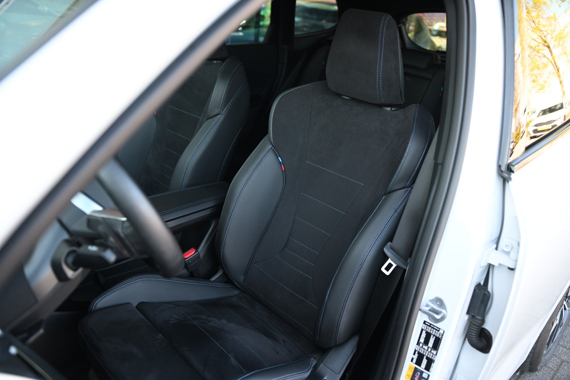 BMW X1 xDrive25e M Sport Automaat / Sportstoelen / M Adaptie, Auto's, Dealer onderhouden, Gebruikt, Zwart, Wit