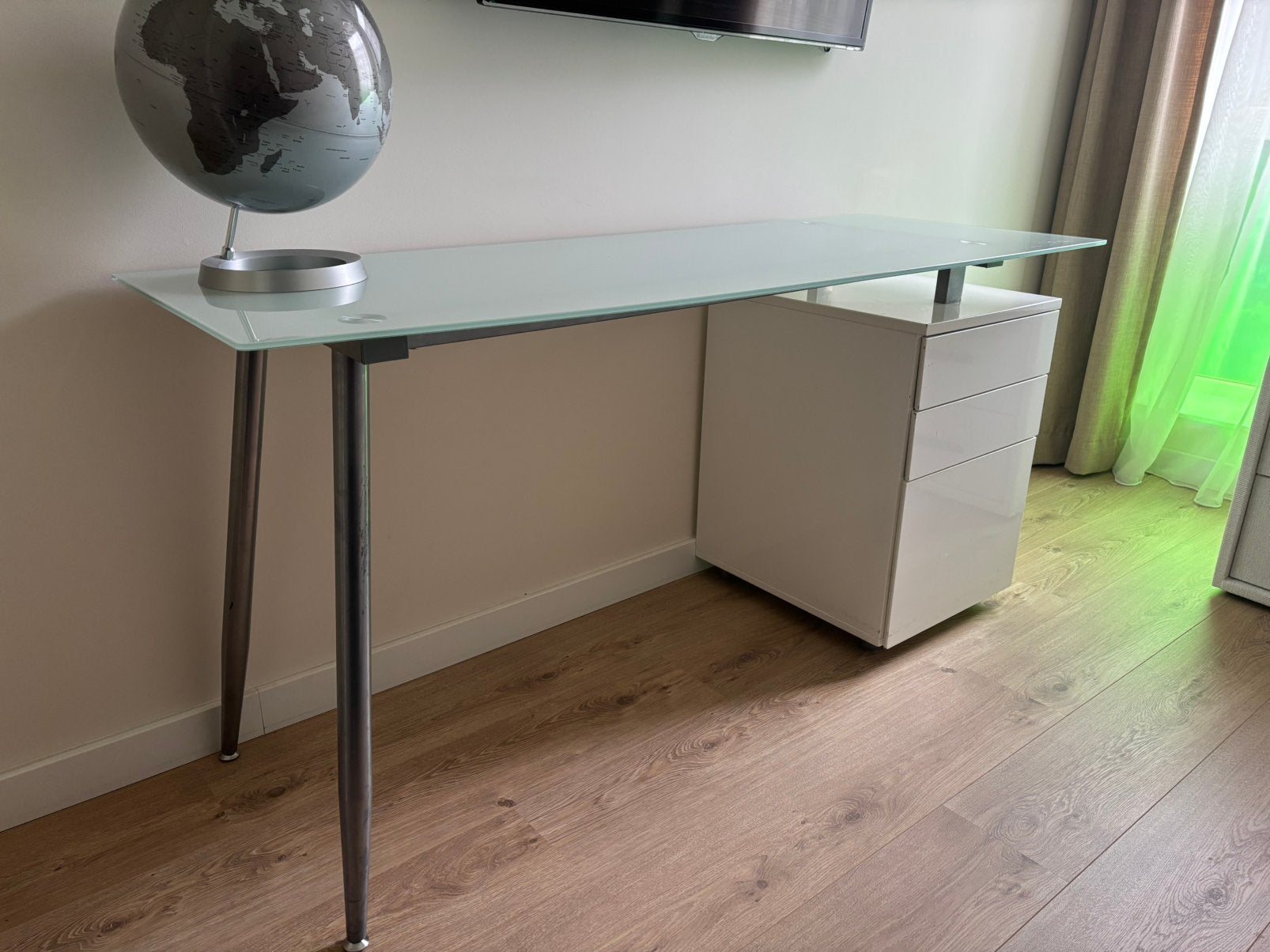 Bureau met glazen blad, Huis en Inrichting, Ophalen, Gebruikt, 150 cm, Met lades