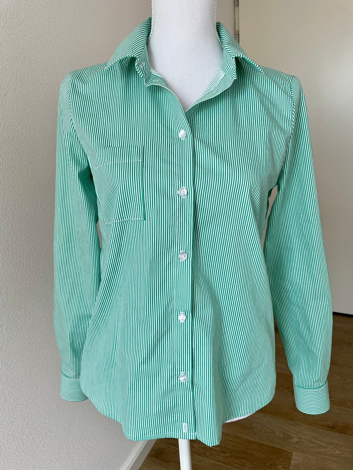 Gestreepte blouse overhemd groen wit maat XS nieue, Ophalen of Verzenden, Nieuw, Maat 34 (XS) of kleiner, Wit