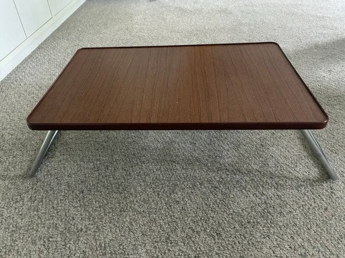 Handig vintage bedtafeltje | Bruin met metaal | Inklapbaar, Ophalen, Minder dan 45 cm, Gebruikt, 55 tot 75 cm