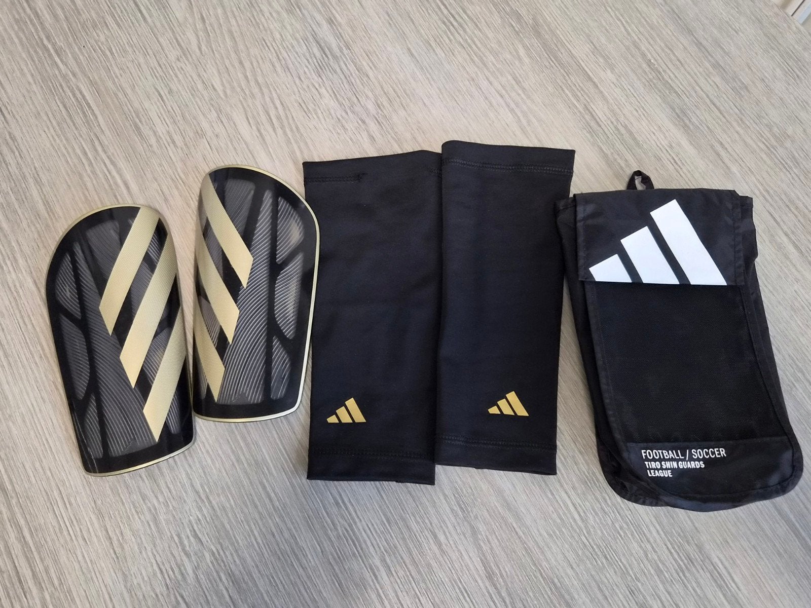 voetbal scheenbeschermers adidas maat m, Maat M, Ophalen of Verzenden, Zo goed als nieuw, Shirt