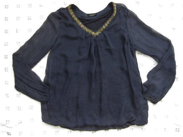 Ambika donkerblauwe zijde blouse, V-hals, kraaltjes, mt M, Maat 38/40 (M), Blauw, Ophalen of Verzenden, Zo goed als nieuw