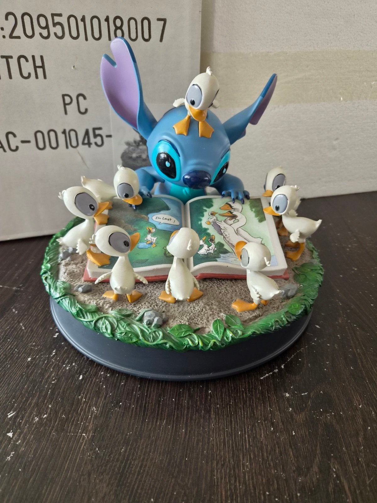 Disney Stitch en eendjes beeld - 'The Ugly Duckling', Ophalen of Verzenden, Overige figuren, Zo goed als nieuw, Beeldje of Figuurtje