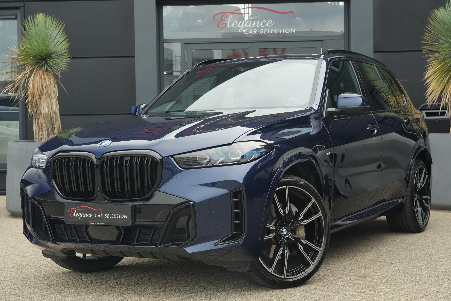 BMW X5 xDrive50e M Sport | 489 PK | Pano | HUD | 360° | Luc, Auto's, Gebruikt, 2395 kg, Blauw, Bedrijf