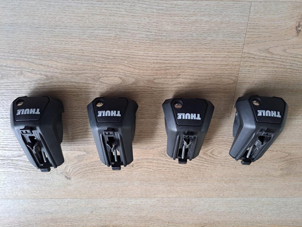 Thule Evo Raised Rail 7104 - Set van 4 voeten, Auto diversen, Dakdragers, Ophalen of Verzenden, Gebruikt