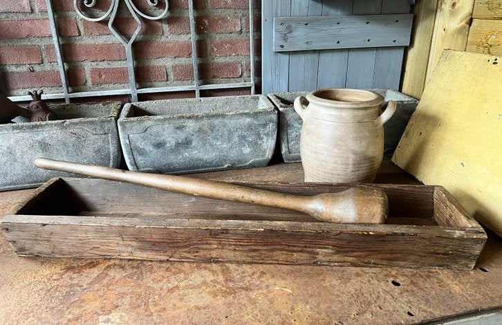 Lange houten bak met stamper, graanbak, oude landelijke deco, Antiek en Kunst, Ophalen