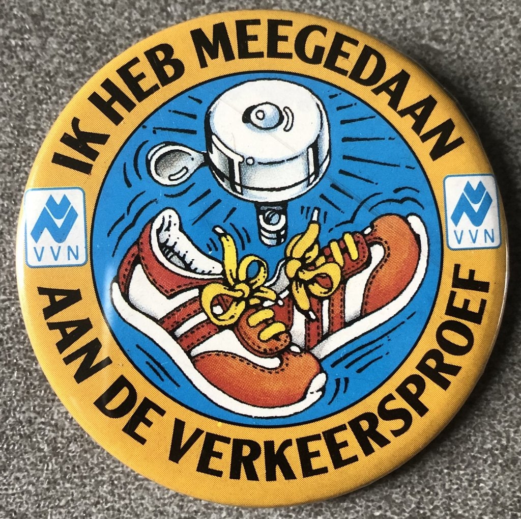 BUTTON - IK HEB MEEGEDAAN AAN DE VERKEERSPROEF, Verzamelen, Speldjes, Pins en Buttons, Ophalen of Verzenden, Zo goed als nieuw