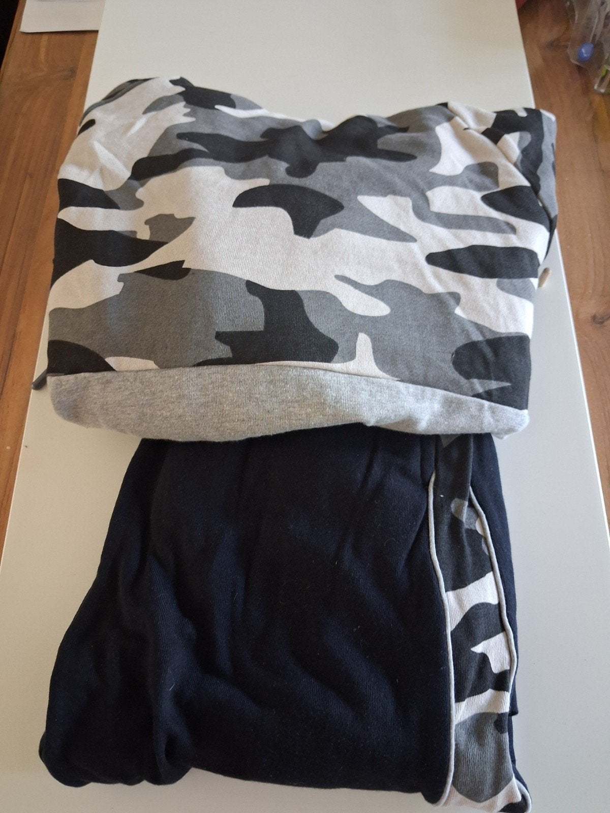 Nieuw camouflage trainingspak met capuchon - maat 164-170, Ophalen of Verzenden, Nieuw, Jongen of Meisje, Setje