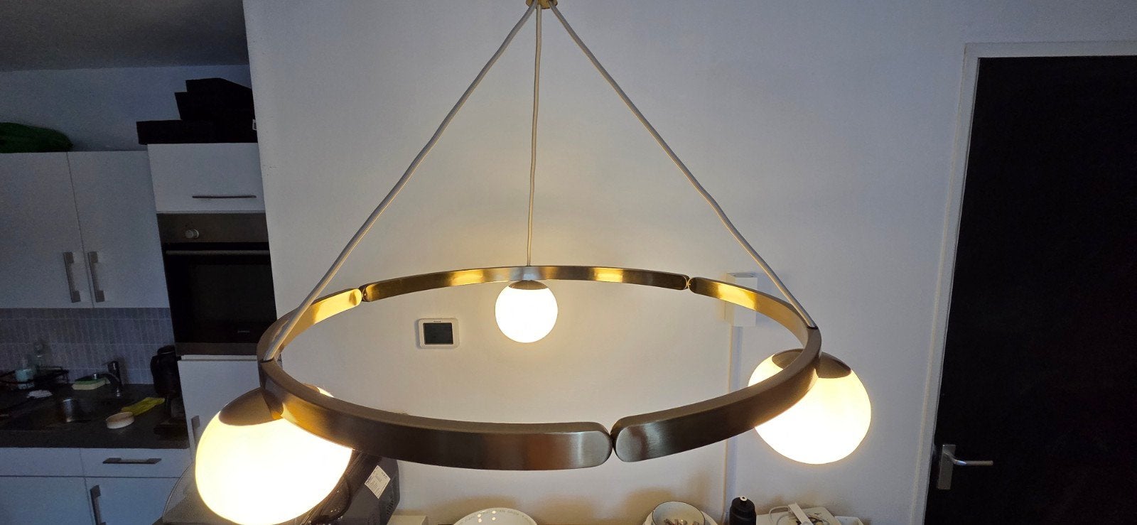 Moderne gouden hanglamp met 3 melkglazen bollen, Ophalen, Modern, Scandinavisch, E14 (klein), Zo goed als nieuw