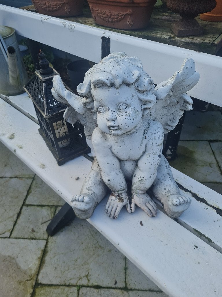 Oudere half stenen engel winterhard