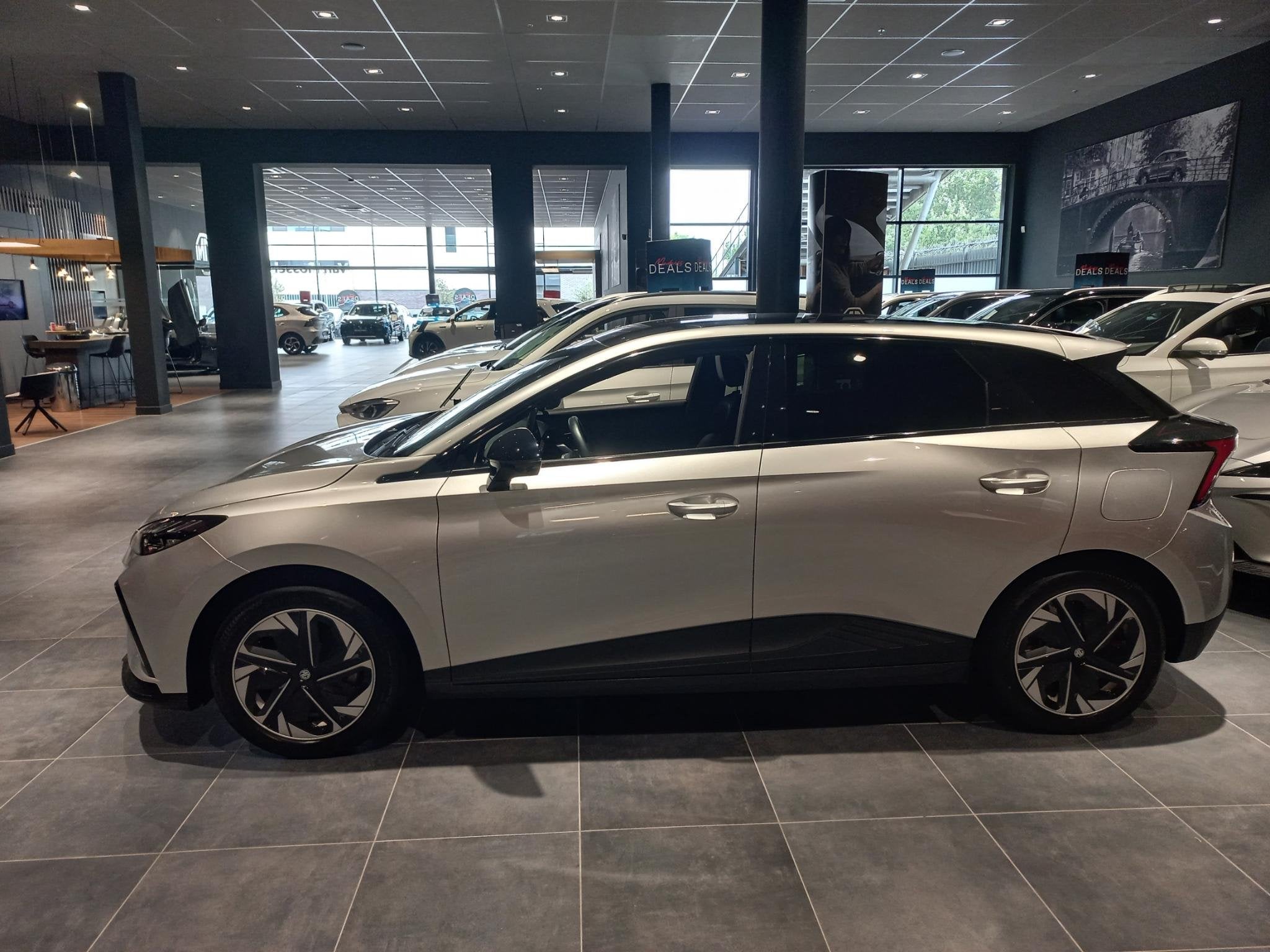 MG 4 Luxury 64 kWh | 360 camera | Stoel + Stuurverwarming |, Auto's, 12 maanden, Gebruikt, Automatische klimaatregeling, Origineel Nederlands