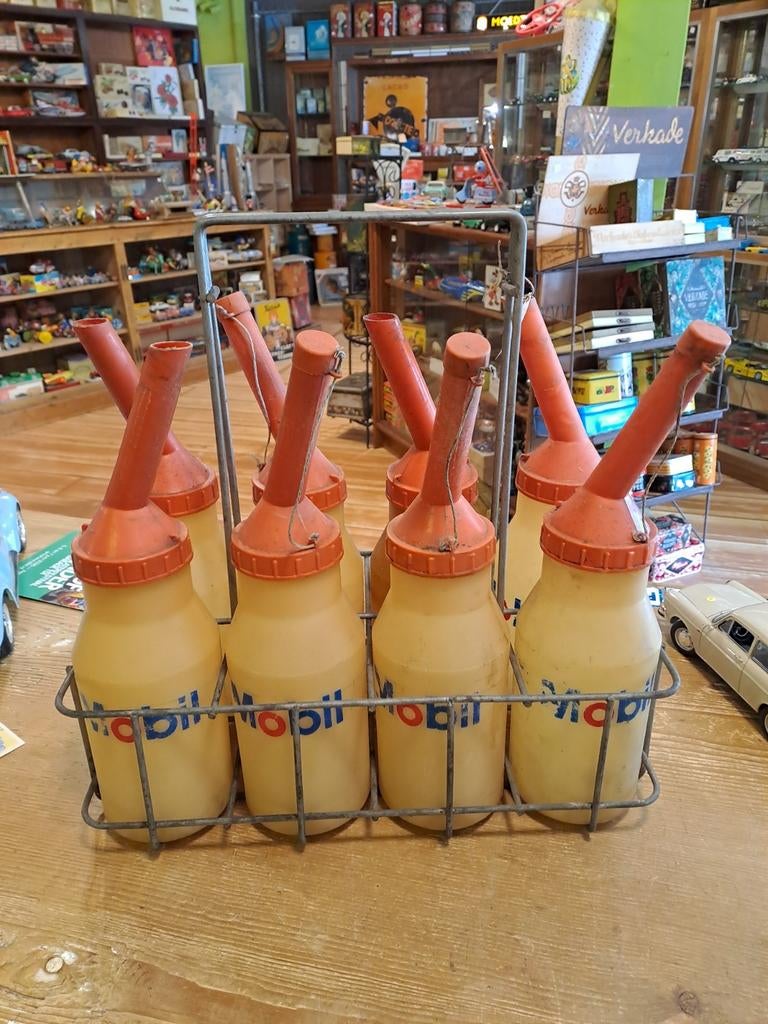 Volle rek met mobil oil flessen, Ophalen of Verzenden, Verpakking