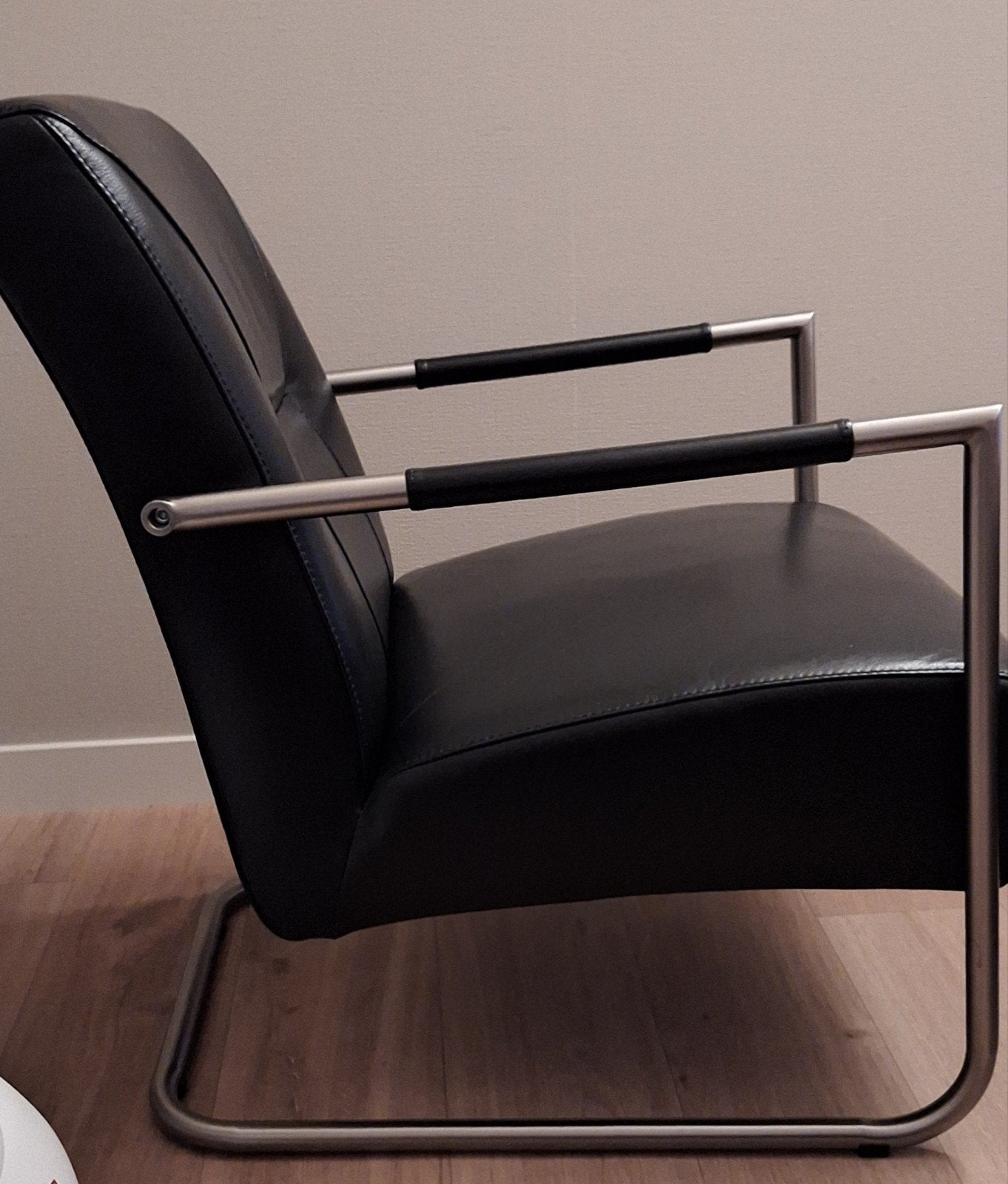 2 x Zwarte leren fauteuils., Ophalen, 75 tot 100 cm, 50 tot 75 cm