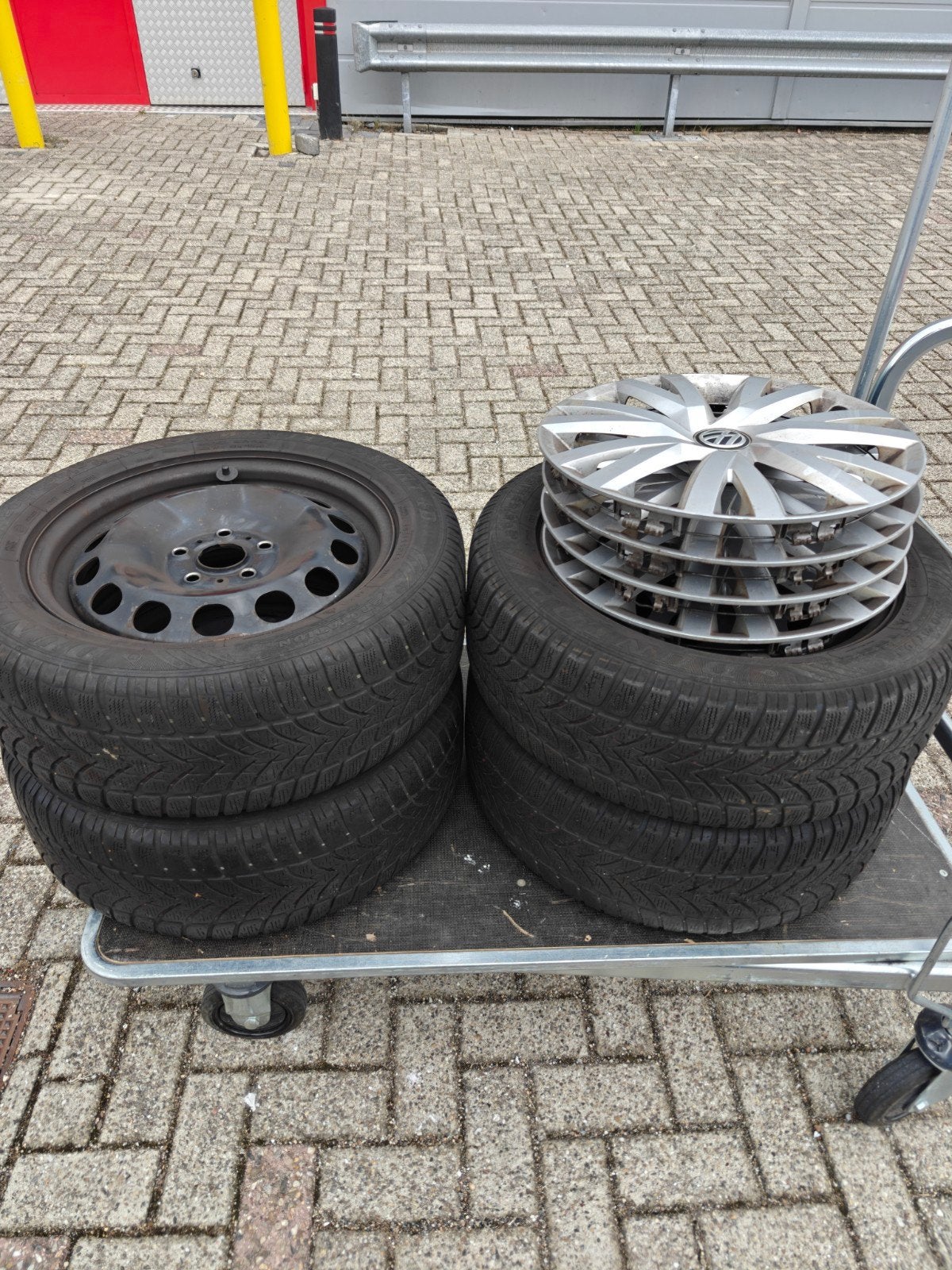 Originele VW 16 inch stalen velgen + Dunlop winterbanden, Ophalen, 16 inch, N/a, Banden en Velgen