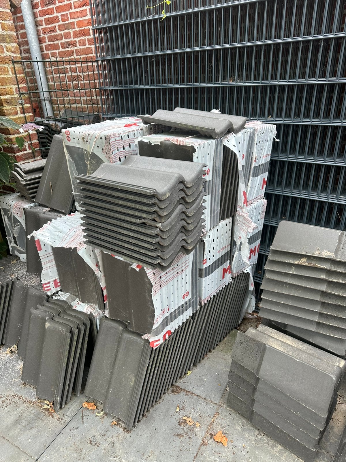 Sneldek dakpannen met wat hulpstukken, Doe-het-zelf en Verbouw, Ophalen, Steen of Klei, Zo goed als nieuw, 15 m² of meer
