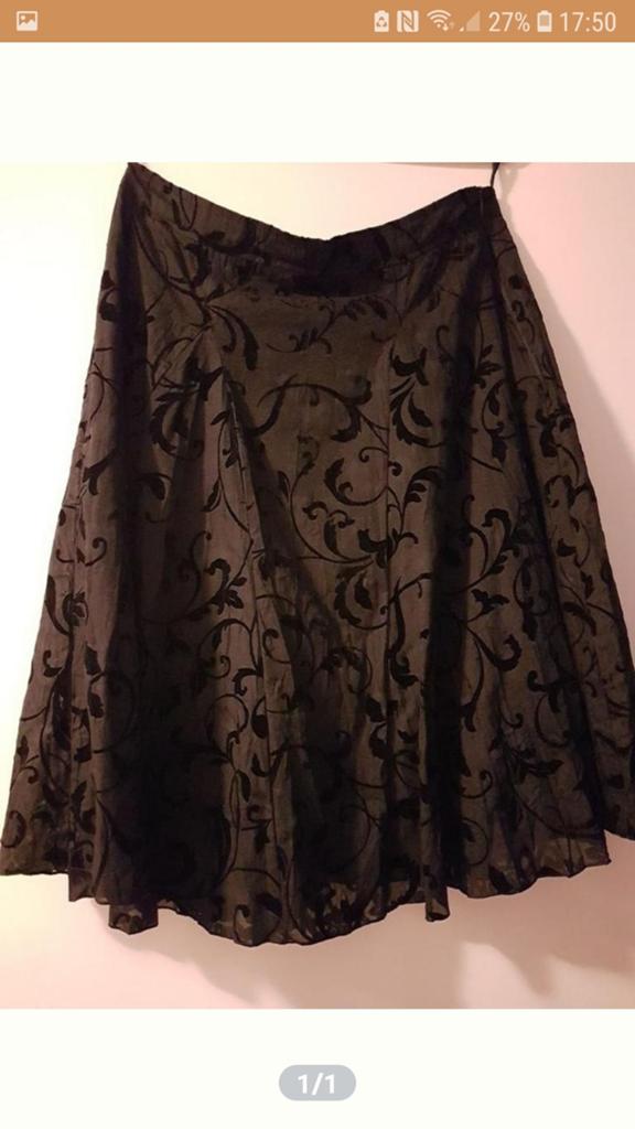 Zwarte rok met fluwelen bloemenprint, Kleding | Dames, Rokken, Maat 38/40 (M), Zwart, Ophalen of Verzenden, Knielengte