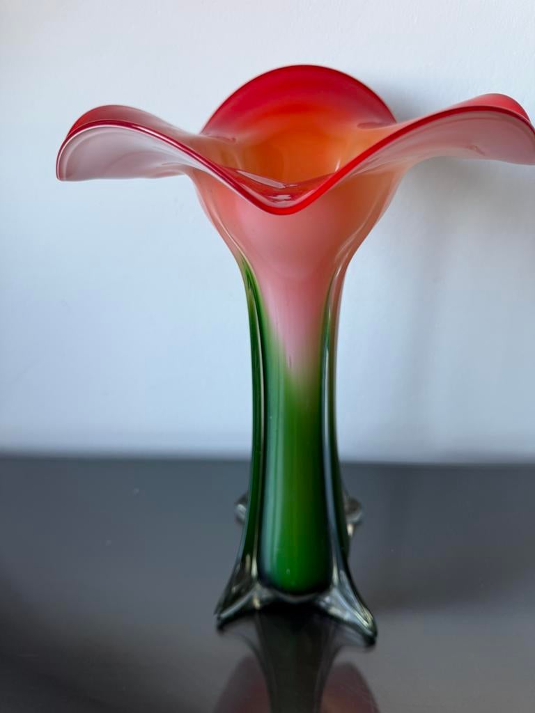 Murano grote vaas rood groen in bloemvorm, Ophalen of Verzenden
