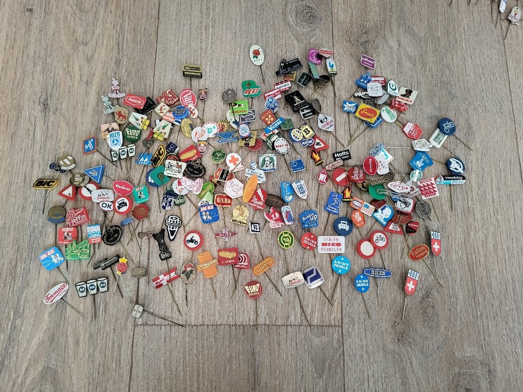 Grote partij Speldjes Pins Karen 60 en 70 reclame, Ophalen of Verzenden, Zo goed als nieuw