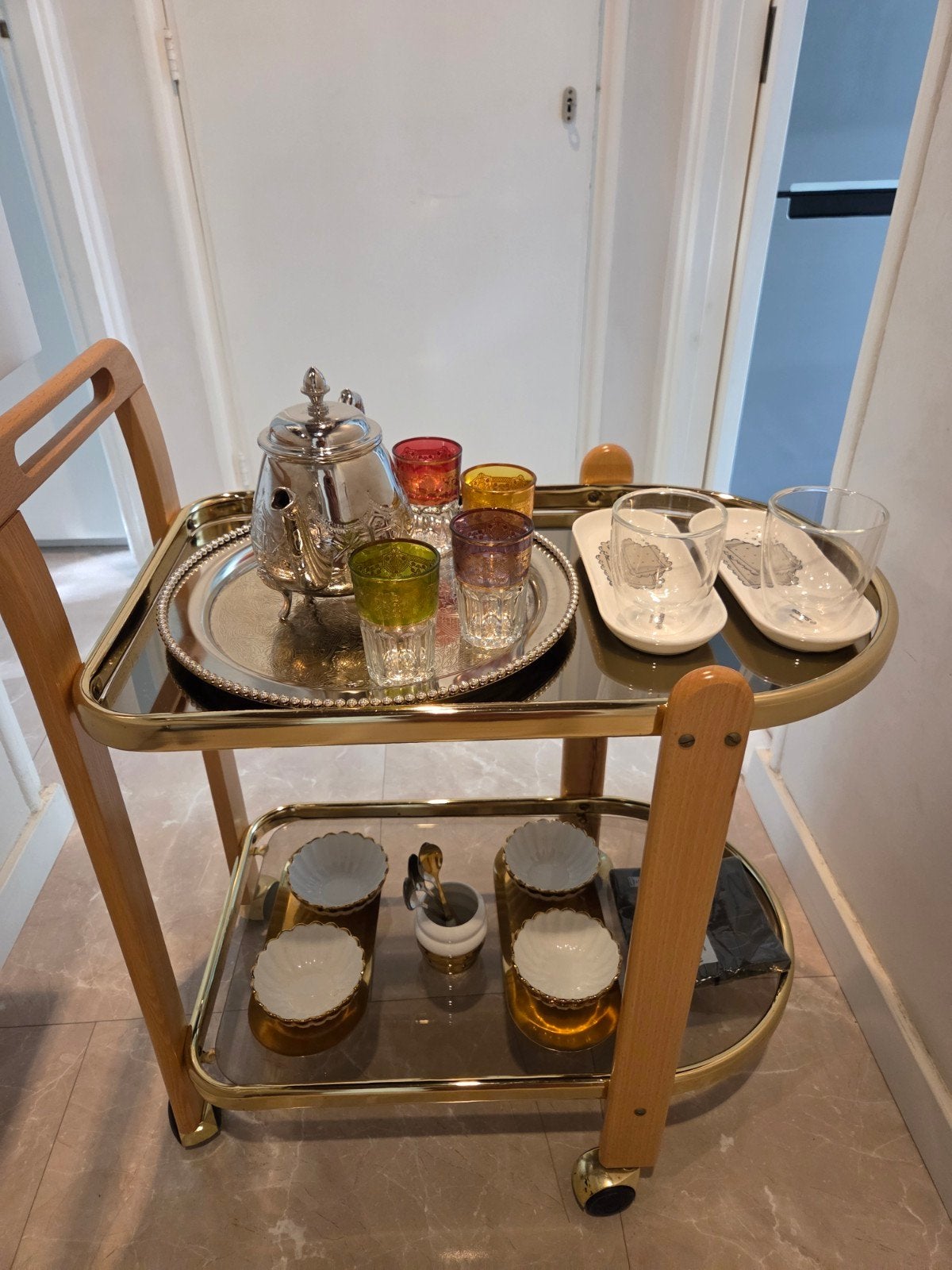 Vintage serveerwagen met gouden accenten en glasplaten, Huis en Inrichting, Ophalen