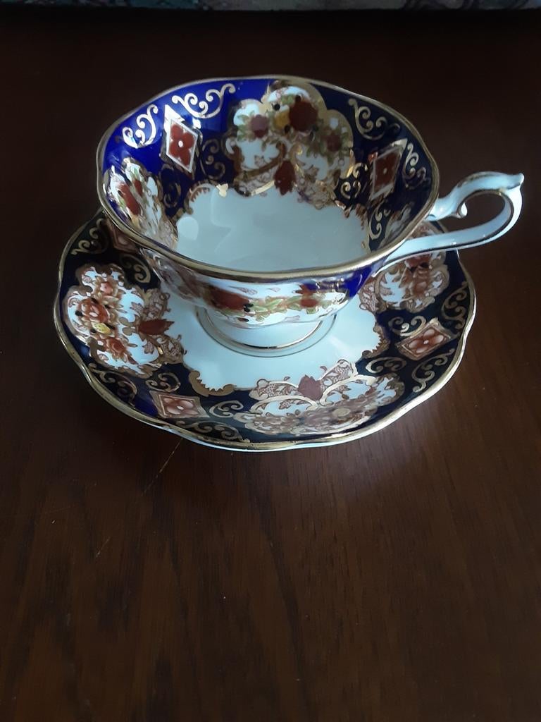 Royal Albert avon kop en schotel Heirloom, Antiek en Kunst, Antiek | Servies los, Ophalen of Verzenden