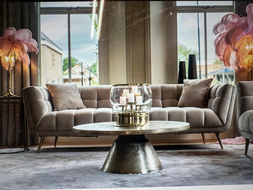 Bank velours taupe met gouden poten, Ophalen, Zo goed als nieuw, Minder dan 10 m², Tapijt