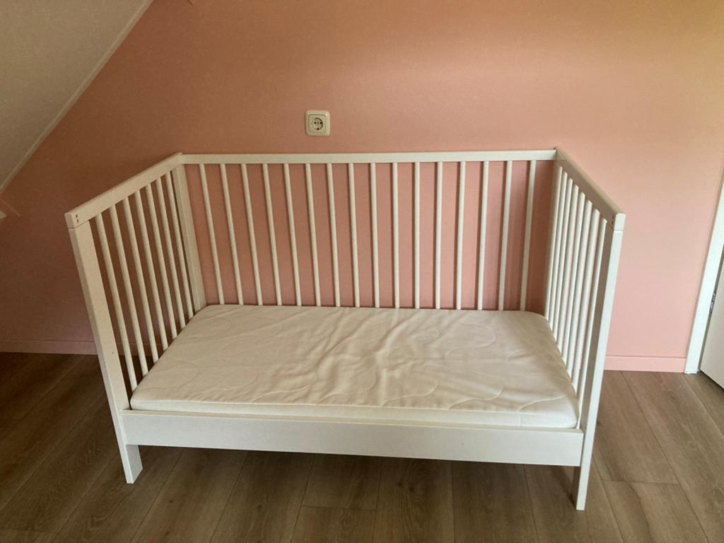 IKEA Ledikant 60x120 met wiegfunctie en accessoires, Ophalen, Gebruikt, Lattenbodem, Minder dan 140 cm