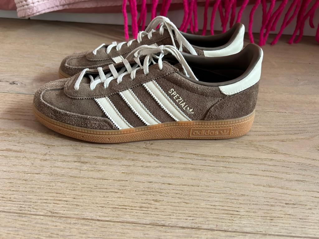 Adidas spezials bruin/wit maat 42 unisex, Kleding | Dames, Schoenen, Bruin, Ophalen of Verzenden, Sneakers of Gympen, Zo goed als nieuw