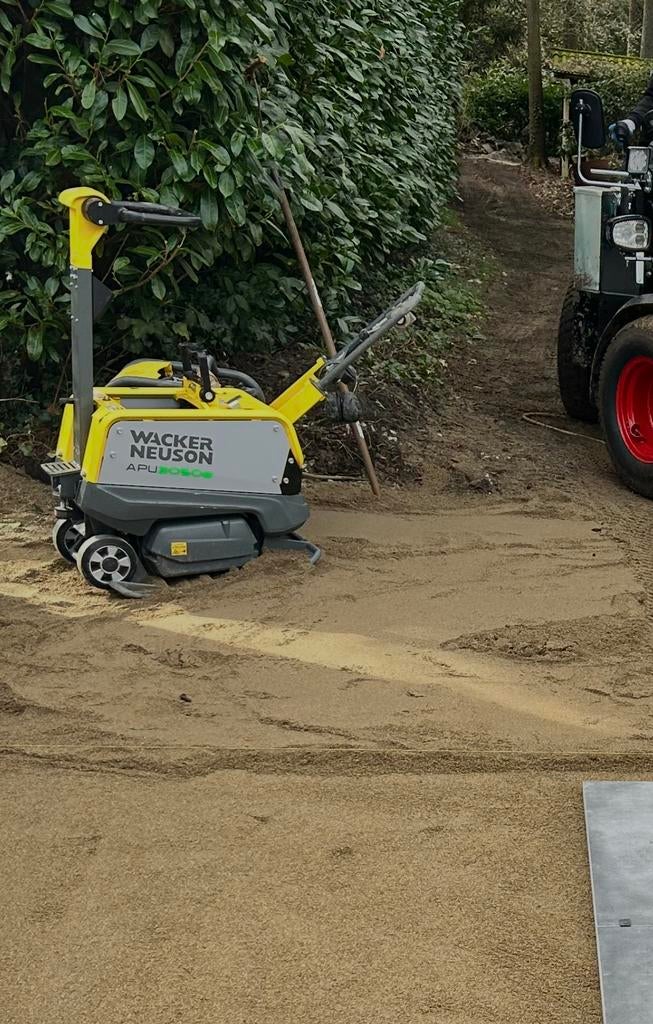 Wacker Neuson APU3050e trilplaat met 2 accu's en lader, Tuin en Terras, Hand-tuingereedschap, Ophalen, Zo goed als nieuw