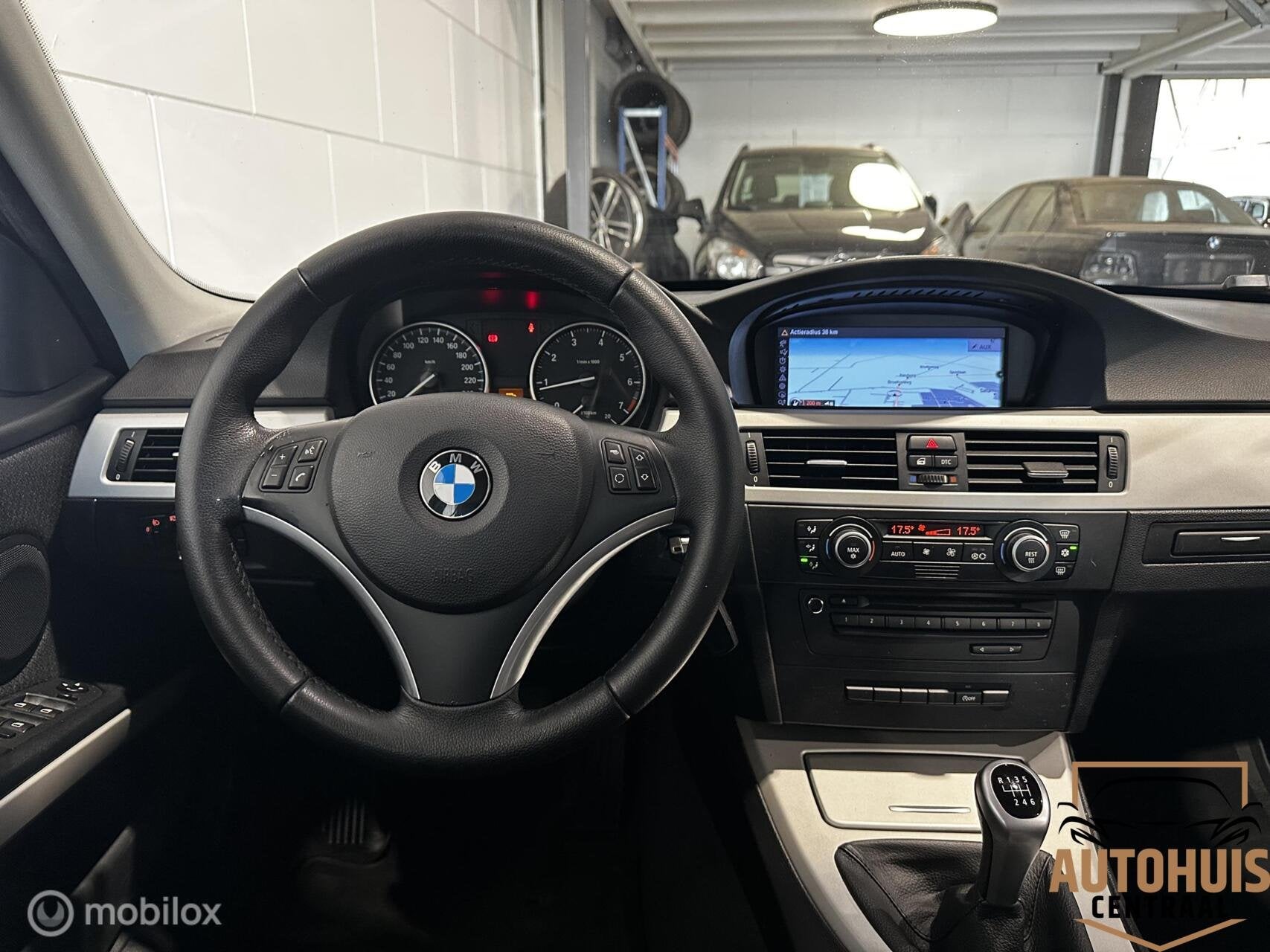 Foto 10 van BMW 3-serie Touring 318i Business Line*NwAPK*Trekhaak*Navi