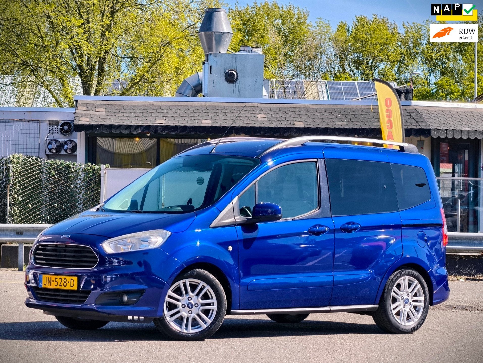 Ford Tourneo Courier 1.0 Titanium / 5 PERSOONS / NAP / TREKH, Auto's, Voorwielaandrijving, Euro 5, Gebruikt, Blauw