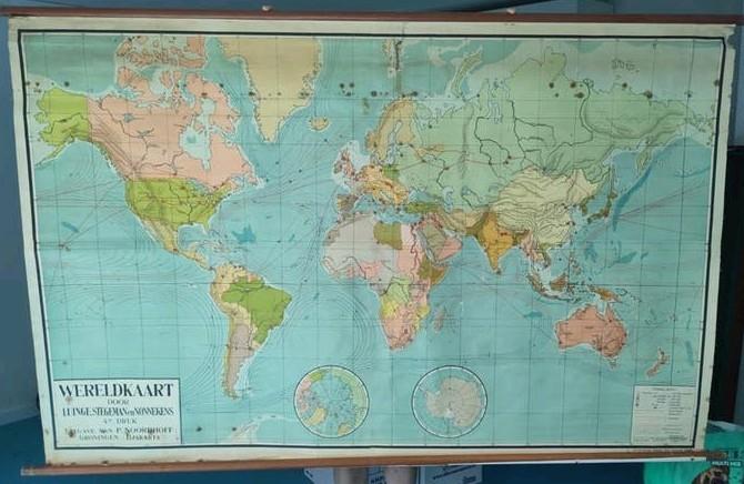 Vintage schoolkaart KLM vlieglijnen - Wereldkaart 140x220cm, Antiek en Kunst, Ophalen, Aardrijkskunde
