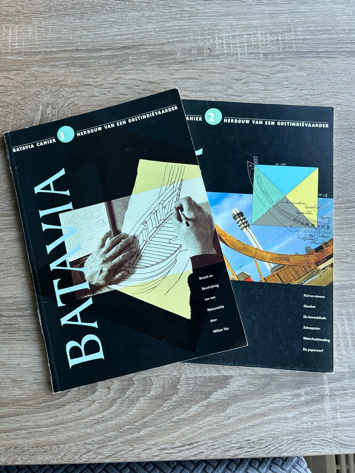 Batavia Cahier 1 & 2: Herbouw van een Oostindiëvaarder, Ophalen of Verzenden, Gelezen, Catalogus