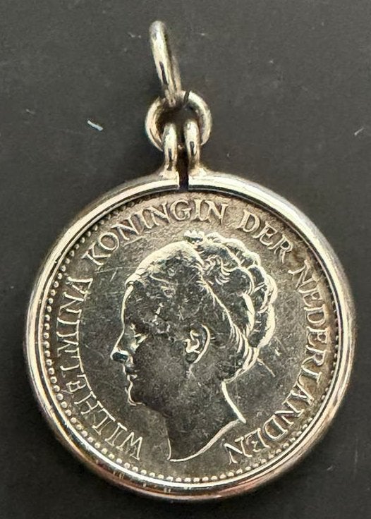 Wilhelmina inclusief hanger 1/2 Gulden Nederland 1929, Overige voorstellingen, Verzenden, Zo goed als nieuw, Zilver