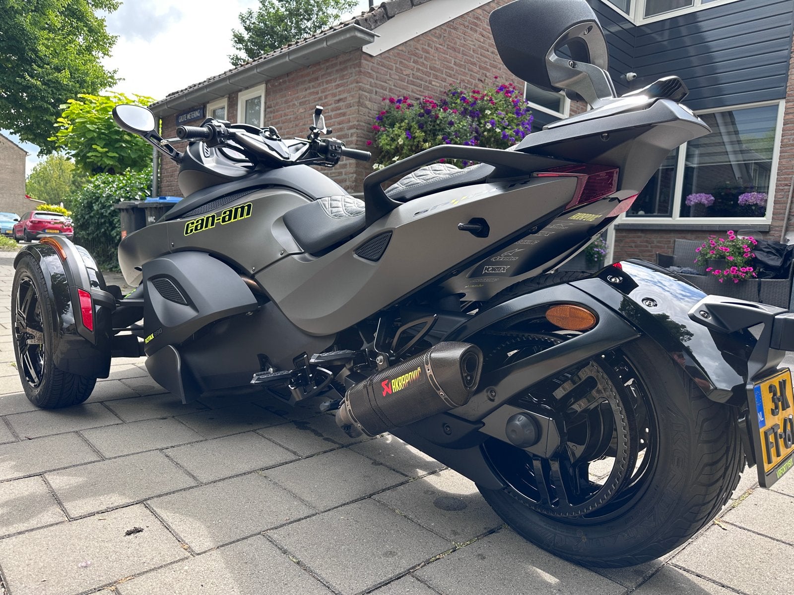 Can-Am Spyder prachtige handgeschakeld met Akrapovic uitlaat, 2 cilinders, Meer dan 35 kW, 1000 cc