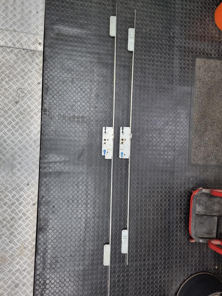 2 stuks 3 puntssluiting kruk bediend ook los (enkel) te koop, Ophalen, Zo goed als nieuw, Slot