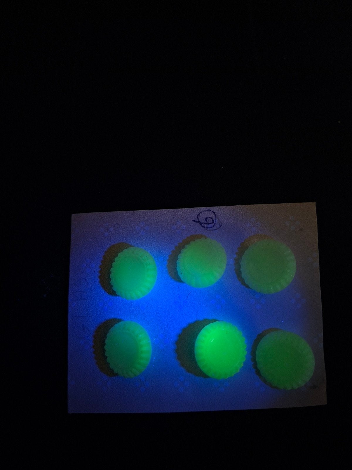 6 glazen uranium knopen, Ophalen of Verzenden, Gebruikt, Knoop of Knopen