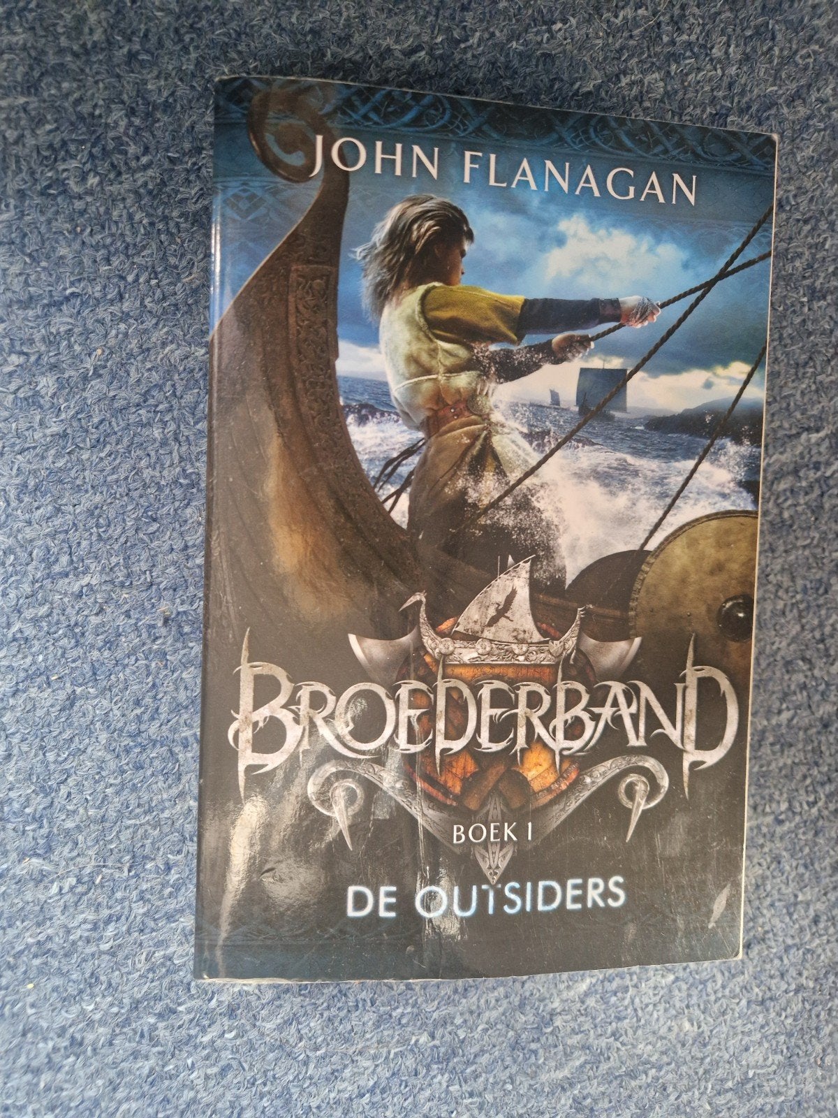 Broederband Boek 1: De Outsiders - John Flanagan, Ophalen of Verzenden, Zo goed als nieuw, John Flanagan