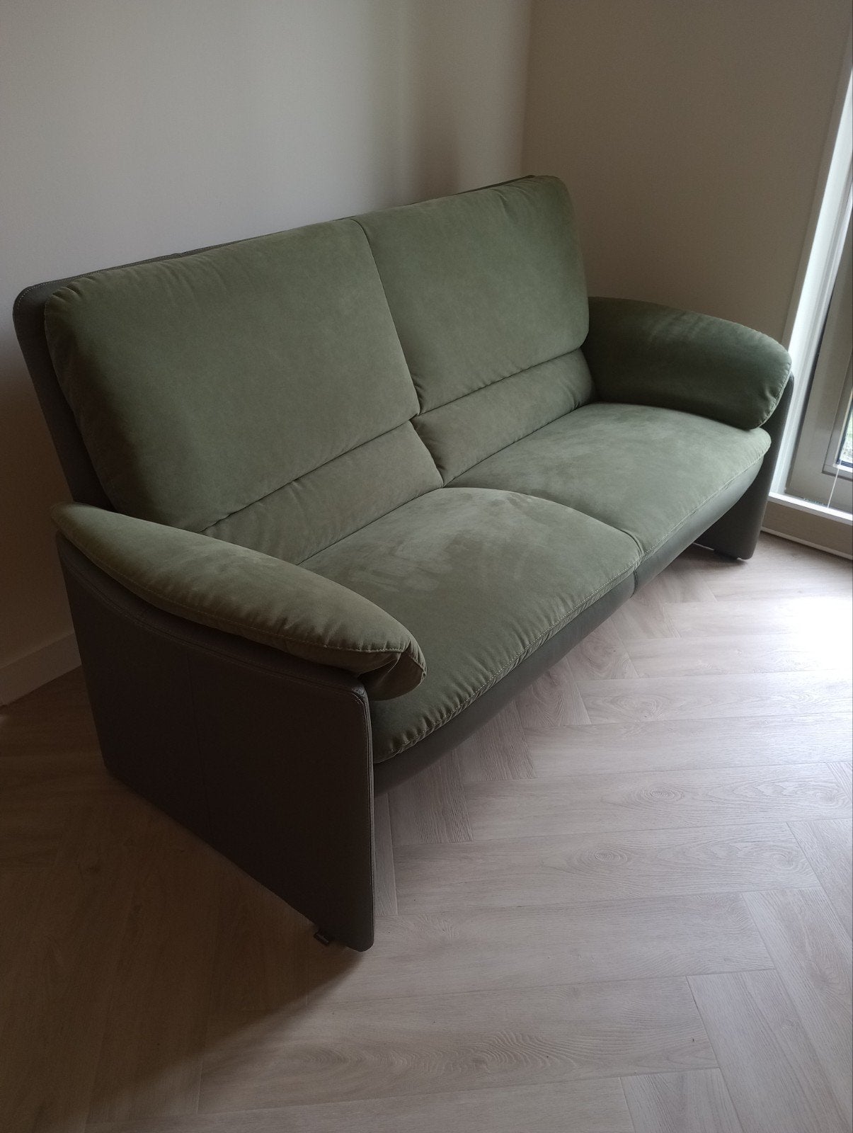 Comfortabele 2,5-zitsbank in olijfgroen, Ophalen, Modern, Comfortabel, 150 tot 200 cm, Leer