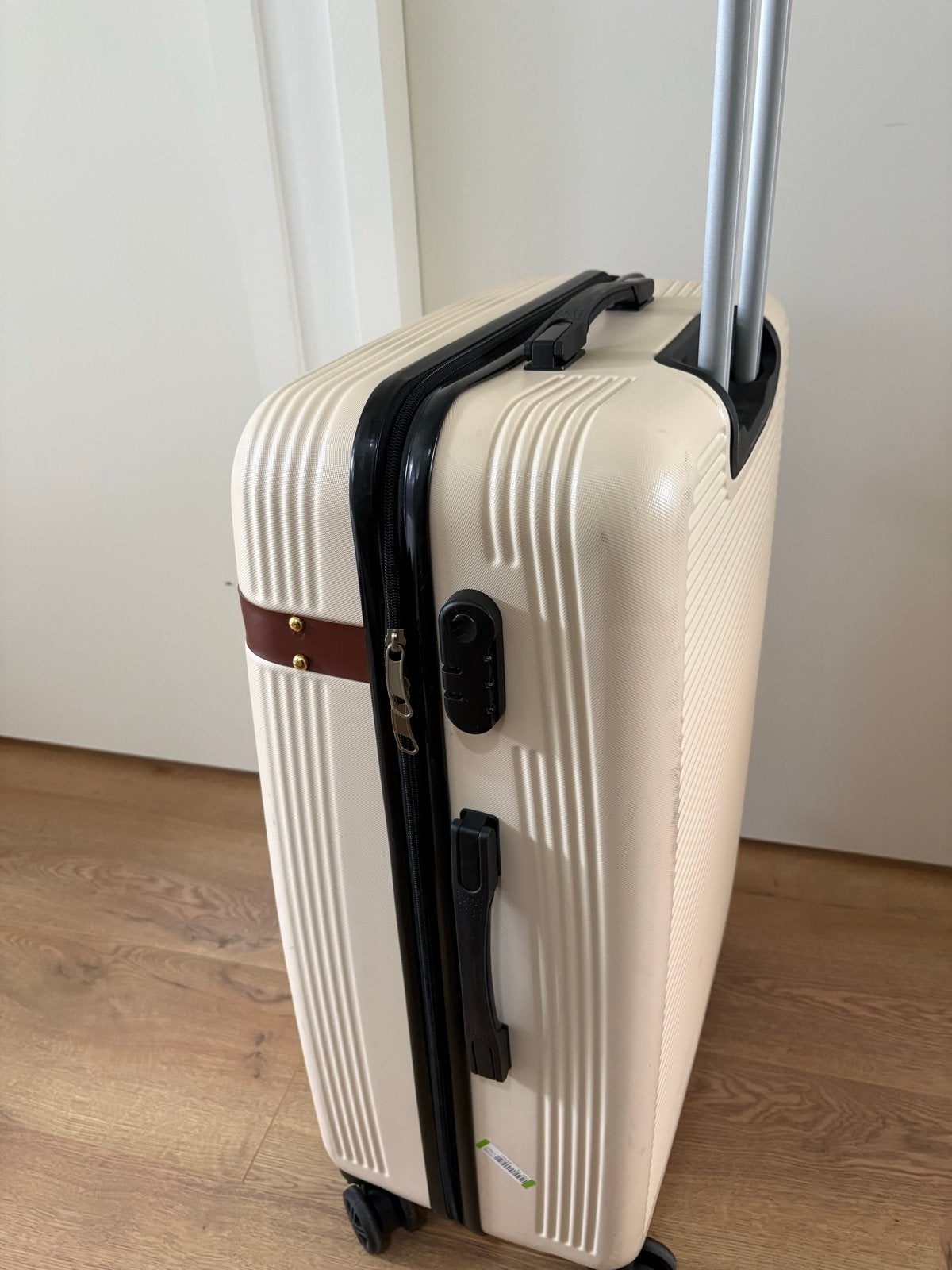 Crèmekleurige koffer met wieltjes en slot, Ophalen, Gebruikt, Hard kunststof, 45 tot 55 cm