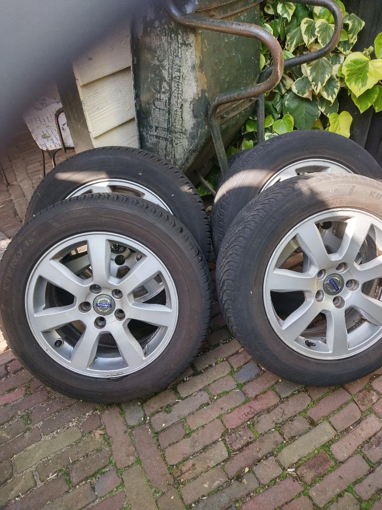 velgen met all season  banden Volvo V60, Ophalen