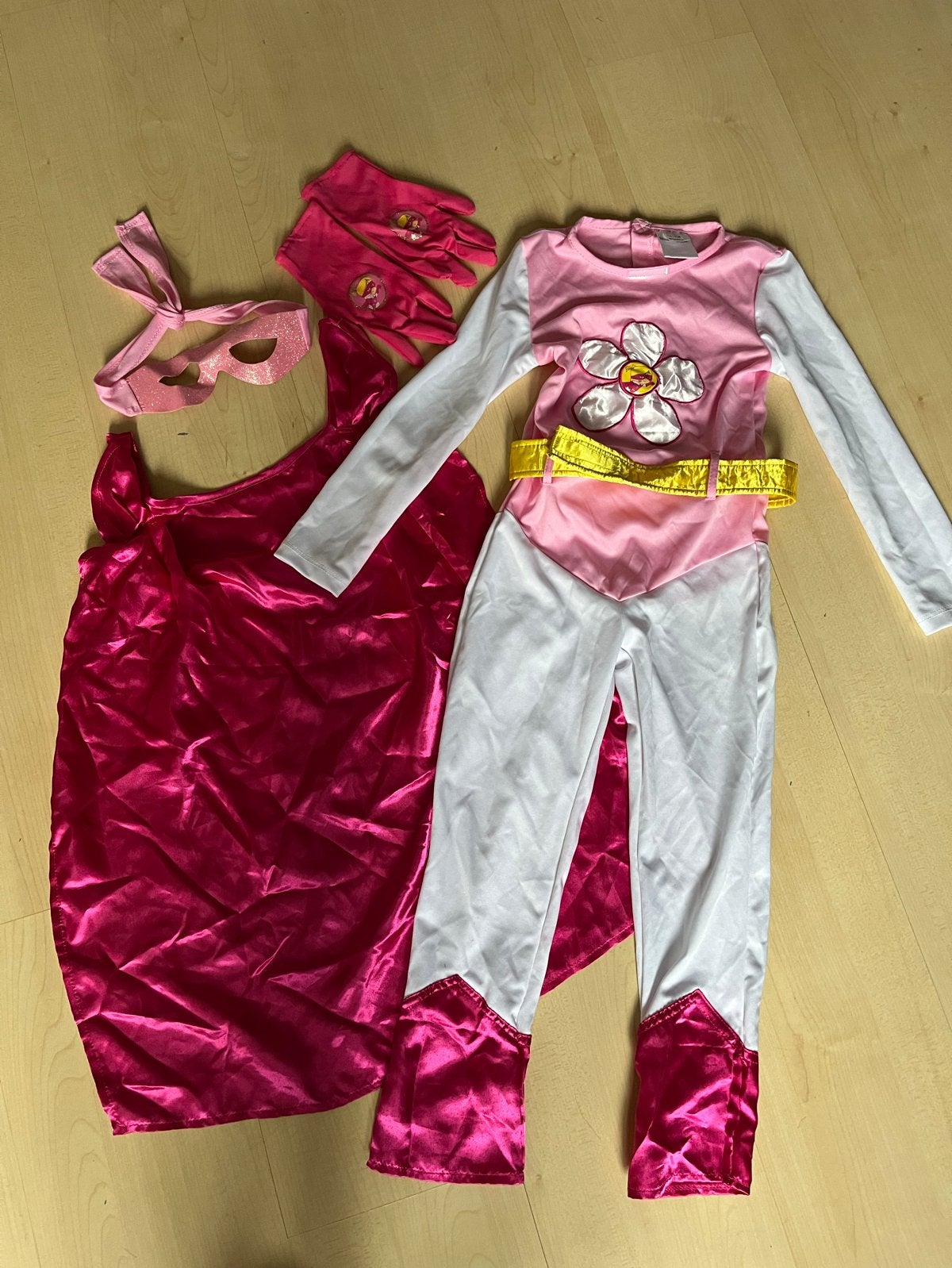 Megamindy/ Superheldenpak roze maat 104/110 met accessoires, Ophalen of Verzenden, Zo goed als nieuw, Meisje, Overige typen
