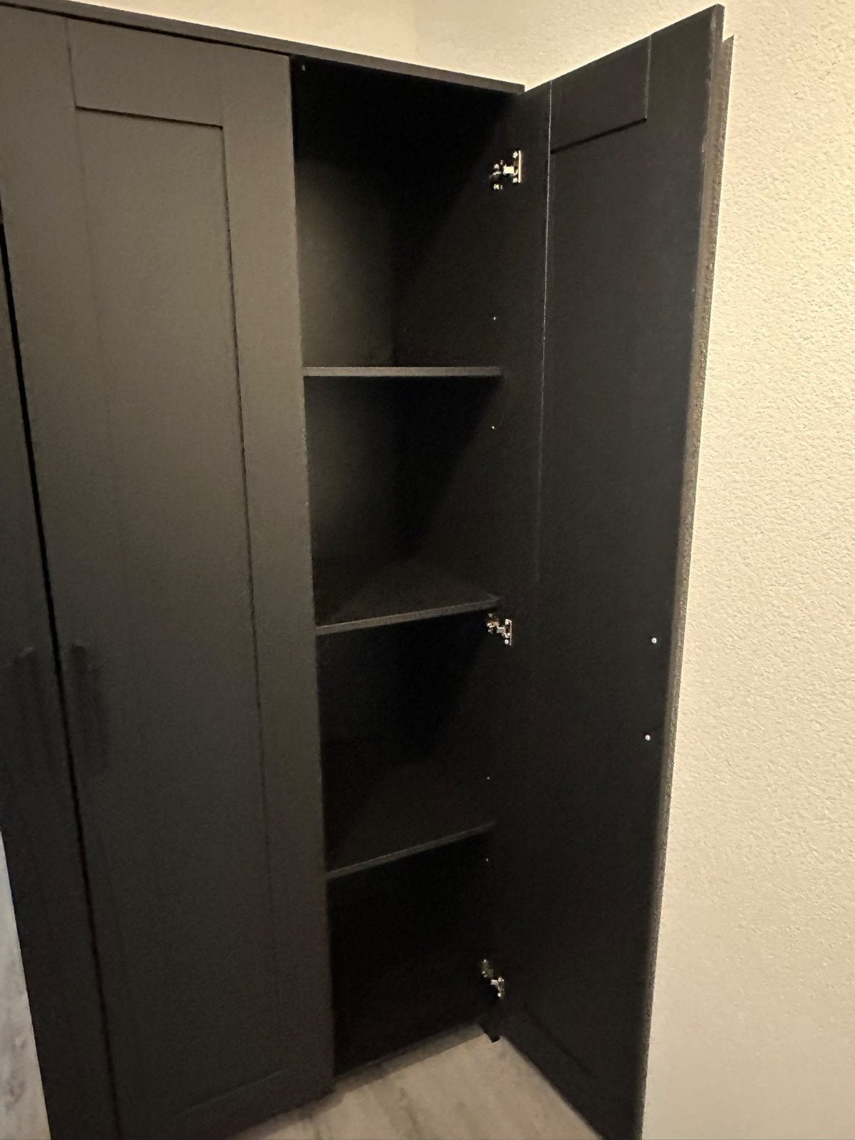 Mooie zwarte kledingkast met spiegel en planken, Ophalen, 100 tot 150 cm, 200 cm of meer, Overige houtsoorten